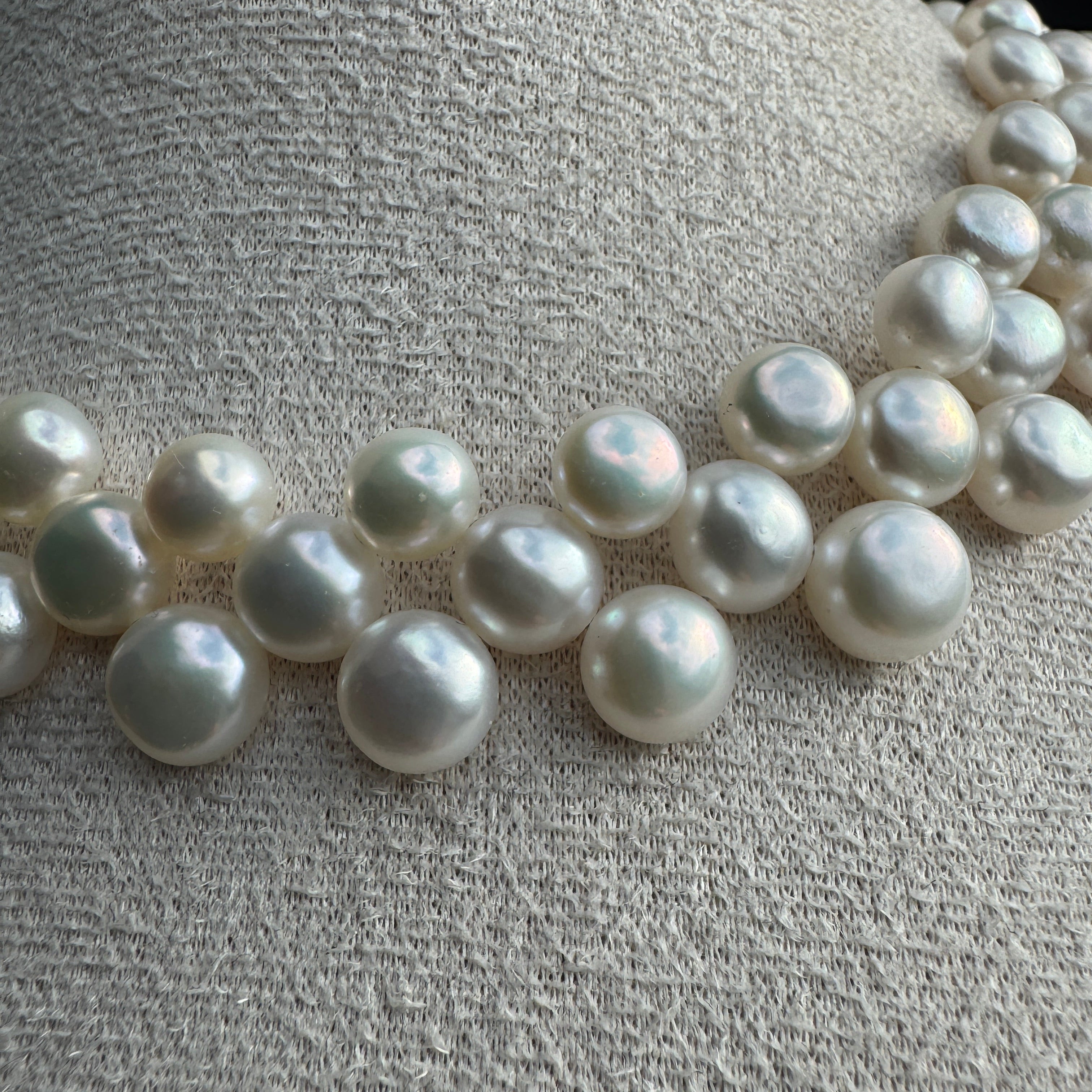 Collier à trois rangs de perles d’eau douce, fait main et vintage